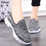 Women Shoes 2022 New Lightweight Casual Sneakers Breathable Mesh Knitted Sports Shoes Women Flat Shoes Zapatos De